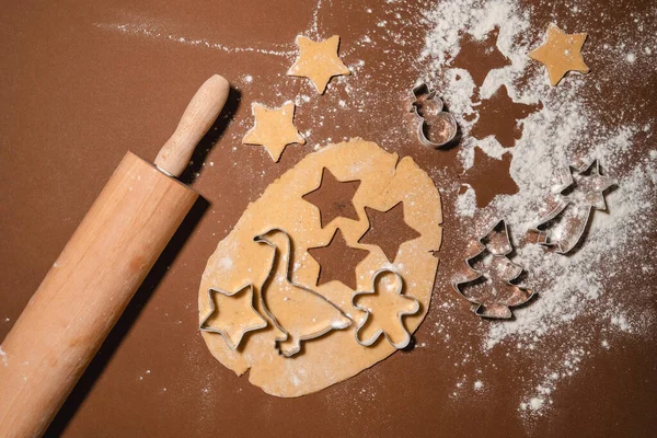 Biscotti Natale Crudi Processo Fabbricazione Del Pan Zenzero Con Taglierine Fotografia Stock