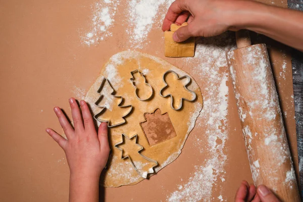 Família Com Crianças Preparando Biscoitos Natal Mesa Polvilhada Com Farinha Imagens Royalty-Free