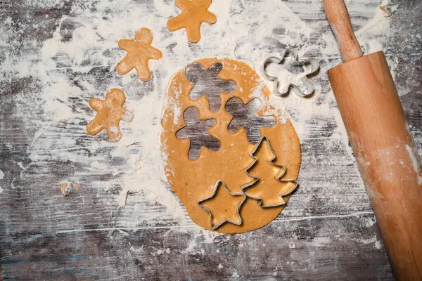 Bolinhos Natal Crus Processo Fazer Pão Gengibre Com Cortadores Biscoitos Fotografias De Stock Royalty-Free
