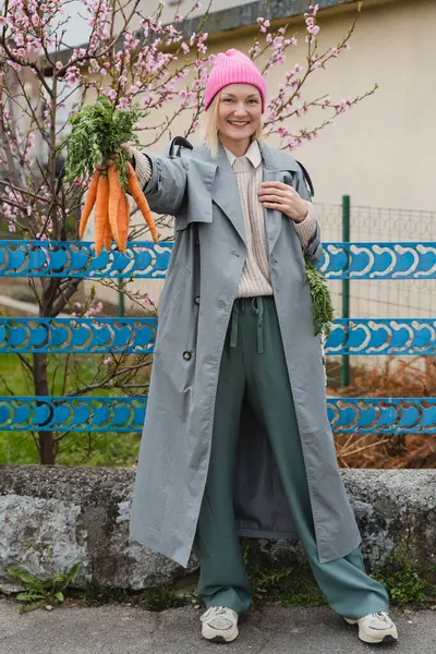 Joven Mujer Sonriente Con Ramo Zanahorias Orgánicas Frescas Jardín Exterior Imagen de stock