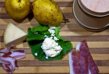 Tahta üzerinde peynir ve taze salata.. 