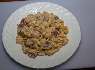 mantarlı makarna, domates ve peynirli 