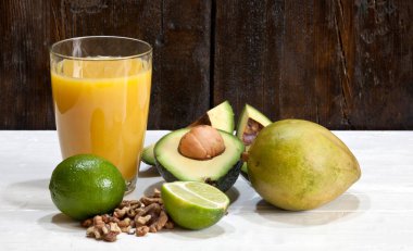 avokado suyu ve taze avokado. 