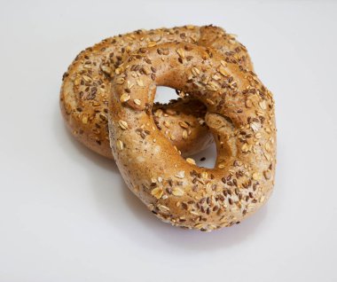Hafif arka planda susamlı taze pişmiş simit. 