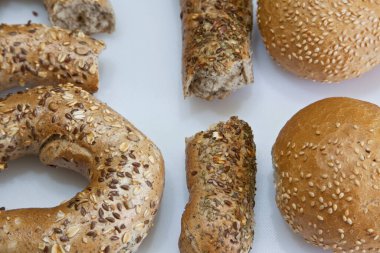 Beyaz arka planda taze pişmiş ekmek. en üstteki görünüm. 