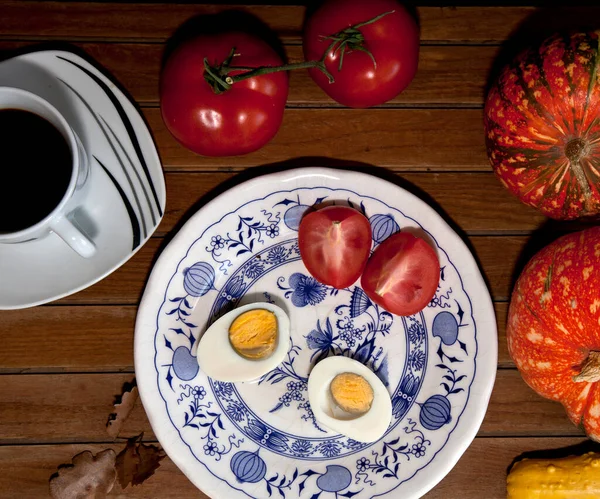 Stillleben Gemüse Tomaten Pilze Eier Ein Teller Und Kaffeebohnen — Stockfoto