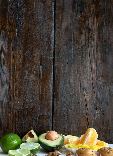 Frische Avocado Und Limettenscheiben Auf Hölzernem Hintergrund Ansicht Von Oben — Stockfoto