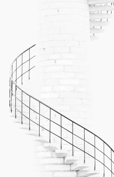 Белая Лестница Старой Кирпичной Стене Городе — стоковое фото