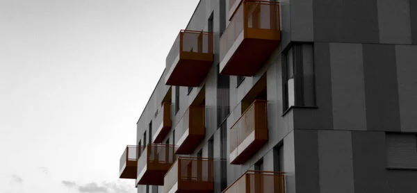 Moderno Edifício Apartamentos Dia Ensolarado — Fotografia de Stock