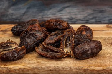 Tahta arka planda kuru kestaneler 