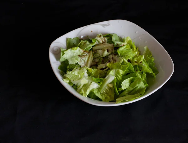 西红柿 生菜和黑盘沙拉 — 图库照片