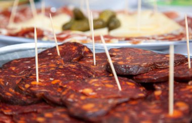 Et ve sosis ızgarada. 