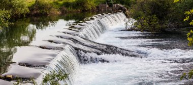 Kayalık bir sahildeki şelalenin yakın çekim görüntüsü. 