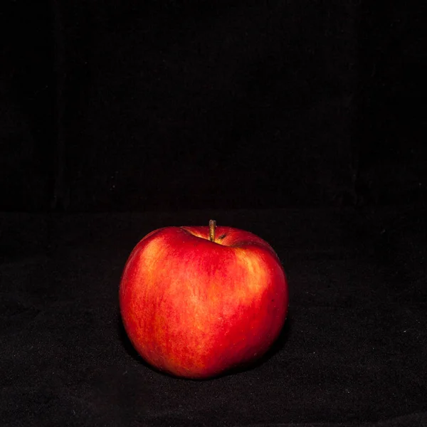 Red Apple Dark Background — Stock Photo, Image