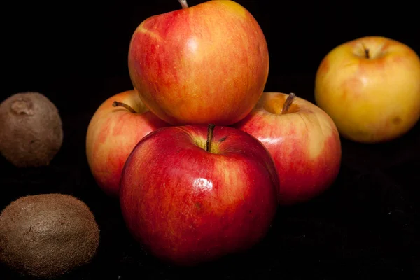 Grupa Świeżych Jabłek Wyizolowanych Czarno — Zdjęcie stockowe