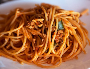 Domates soslu ve fesleğenli spagetti 