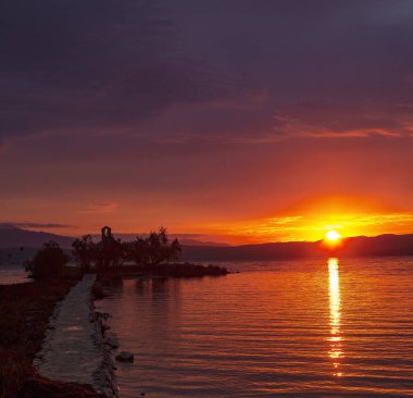 Gölün üzerinde gün doğumu 