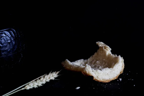 Chléb Pšenice Černém Stole — Stock fotografie