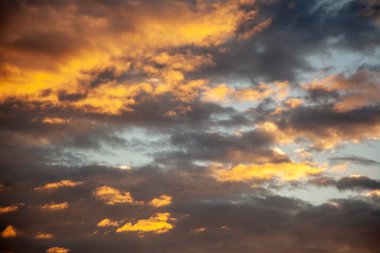 Bulutlu gün batımı 