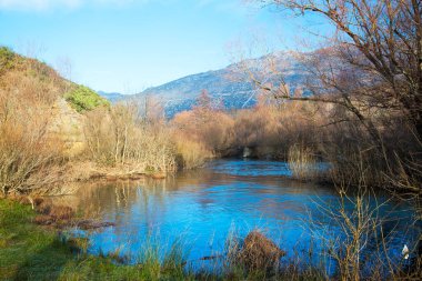 Nehir ile sonbahar manzara 