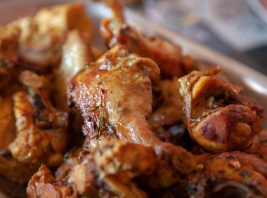 Yakın çekim - lezzetli kızarmış tavuk kanatları 