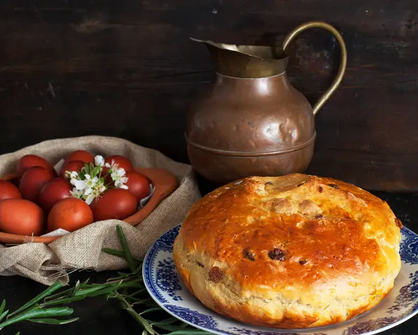 Tradiční Ukrajinský Chléb Zakysanou Smetanou Rajčaty Selektivní Zaměření Starý Dřevěný — Stock fotografie