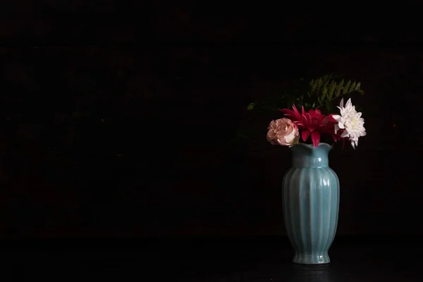 어두운 아름다운 꽃다발들 — 스톡 사진