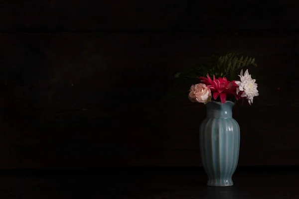 Gyönyörű Virágok Vázában Asztal Sötét Háttér — Stock Fotó