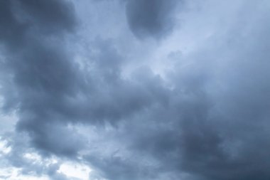 Ukrayna 'nın güzel karanlık gökyüzü. Arka planda müthiş gri bulutlar var. Hava yağmura yakın.
