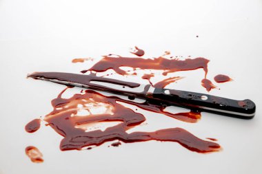 Beyaz arka planda kırmızı kan ve bıçak kavramı