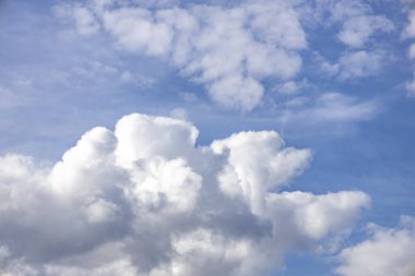 Mavi gökyüzü arka planı. Gökyüzündeki bulutlar. Parlak tonlarda mavi gökyüzü görüntüsü.