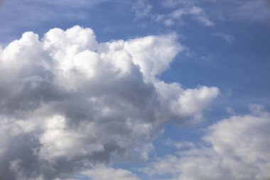 Mavi gökyüzü arka planı. Gökyüzündeki bulutlar. Parlak tonlarda mavi gökyüzü görüntüsü.