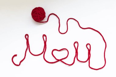 Kırmızı tüy yumağı ve kırmızı iplik yazılı kelime anne. Kalbi beyaza izole edilmiş. Aşk annesi konsepti