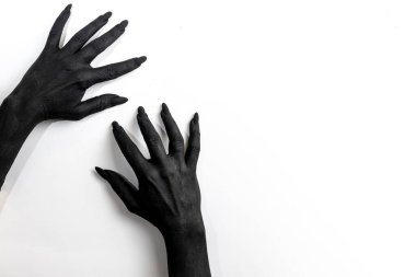 Uzun tırnaklı siyah eller. Siyah boyayla boyanmış kadın ellerinin olduğu konsept fotoğraf - duvarda hareket ediyor