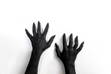 Uzun tırnaklı siyah eller. Siyah boyayla boyanmış kadın ellerinin olduğu konsept fotoğraf - duvarda hareket ediyor