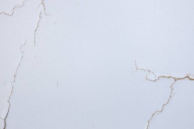 Beyaz arka plan çatlaklarla dolu. Dokuda yırtık var. Tasarım için desenli boşluk