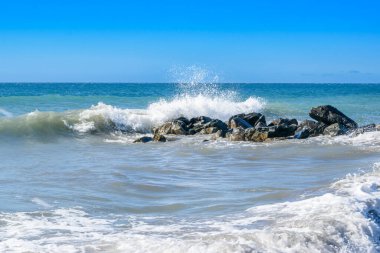 Kanarya Adaları yakınlarındaki Atlantik Okyanusu 'nun vahşi sularında kayalara çarpan dalgalar..