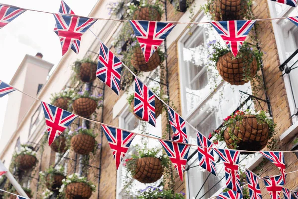 Brittiska Union Jack Flagga Triangulära Hängande Som Förberedelse För Gatufest Stockfoto