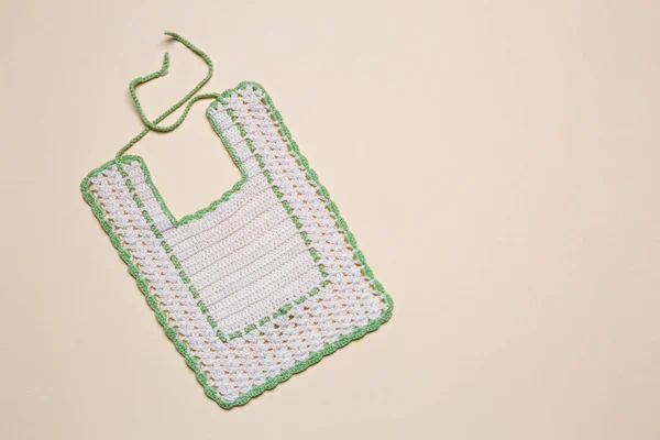 背景上的婴儿围裙 手工制作 白色和绿色 — 图库照片