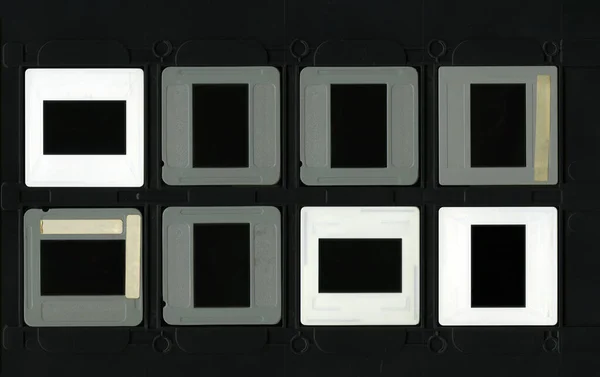 プラスチック黒トレイのフレームが付いている8つの空白のスライド レトロと写真の背景 ブランク紙ラベル ストック写真