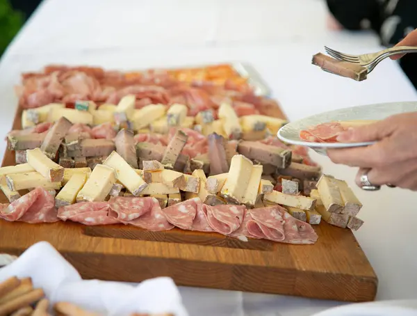 Italienische Salami Und Käse Hölzerne Platte Draußen lizenzfreie Stockbilder