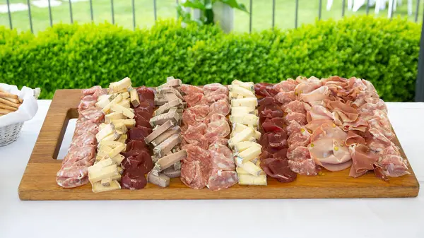 Italienische Salami Und Käse Hölzerne Platte Draußen Stockfoto