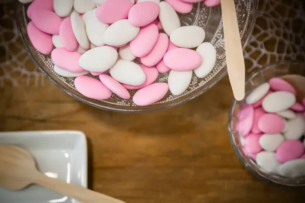 Weißes Und Pinkfarbenes Italienisches Konfetti Oder Bonbons Auf Dem Holztisch Stockbild