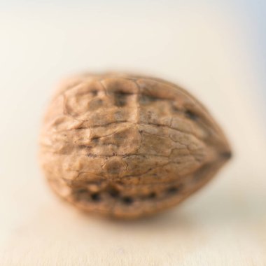 Üç kabuklu ceviz. Ceviz, partikül şekilli, üçlü ya da üçlemeli, ki bu nadir bulunan bir şeydir, bazı inanışlara göre dört yapraklı yonca gibi güçlü bir şans tılsımıdır.