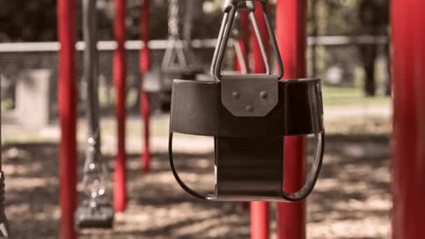 Leere Schaukeln Bewegen Sich Langsam Auf Dem Parkspielplatz Sommersonniger Tag — Stockvideo