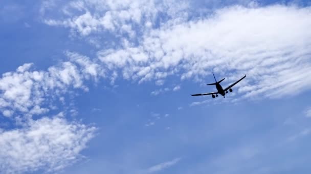 Avião Ganhando Altura Depois Decolar Com Céu Azul Nuvens Fundo — Vídeo de Stock