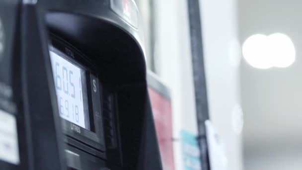 Scherm Een Benzinepomp Met Stijgende Benzineprijzen Tijdens Het Tanken Bij — Stockvideo