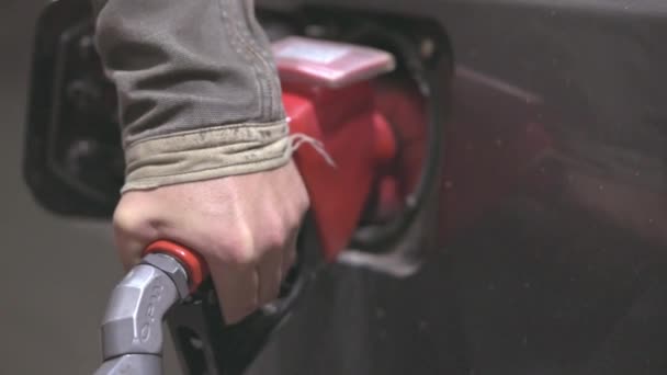 Gasolina Que Vierte Desde Tanque Gasolina Sobre Asfalto Mientras Hombre — Vídeo de stock
