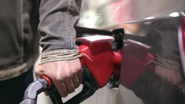 Крупный План Человека Заправляющего Бензином Свою Машину Заправке Человек Заправляет — стоковое видео