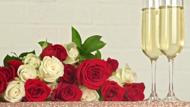 Copos Champanhe Buquê Rosas Vermelhas Brancas Sobre Fundo Branco — Vídeo de Stock